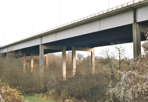 Viaduc de Lavoir (commune de Héron), en structure métallique. L'autoroute E42 surplombe la route Huy-Eghezée