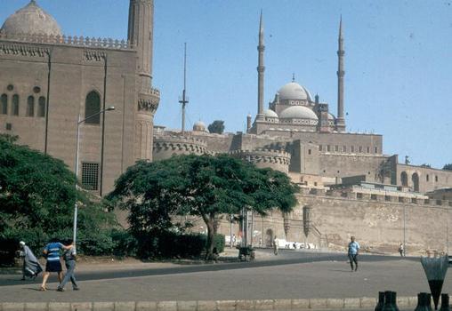 La mosquée de Mohamet Ali (début du 19e siècle) au Caire:A gauche, vue partielle de la mosquée d'Hassan