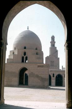 La coupole et le minaret de la mosquée Ibn Touloun (7e siècle) au Caire