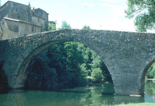 Le Vigan (Gard): le pont roman, estimé du 12e siècle, à trois arches