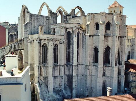 Les ruines de l'église (gothique des Carmes (Igreja do Carmo), de la fin du 14e siècle, n'ont pas été restaurées en souvenir du séisme meurtrier de 1755