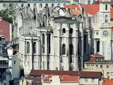 Les ruines de l'église (gothique des Carmes (Igreja do Carmo), de la fin du 14e siècle, n'ont pas été restaurées en souvenir du séisme meurtrier de 1755