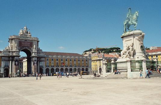 La place du Commerce (praça do Comercio), dans le quartier de la Baixa à Lisbonne, a été complètement reconstruite après le tremblement de terre de 1755