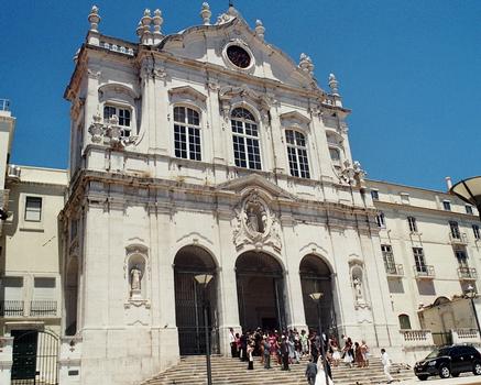 L'Igreja de Jesus (l'église du Jésus), de style baroque, occupe le nord dulargo de Jesus, dans le quartier de Lapa à Lisbonne
