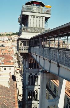 L'ascenseur vertical métallique (elevador) de Santa Justa, construit en 1901, mène de la Baixa au quartier du Chiado (Lisbonne)