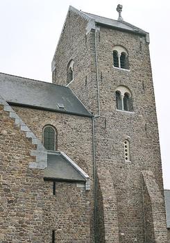 La tour romane de la collégiale (ancienne abbaye) de Lobbes (Hainaut)