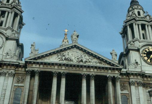 La façade de la cathédrale Saint Paul de Londres