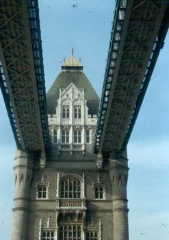 Tower Bridge sur la Tamise (détail d'une des deux tours), à Londres
