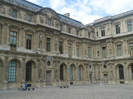 La cour carrée du Palais du Louvre date du 17e siècle (style classique)