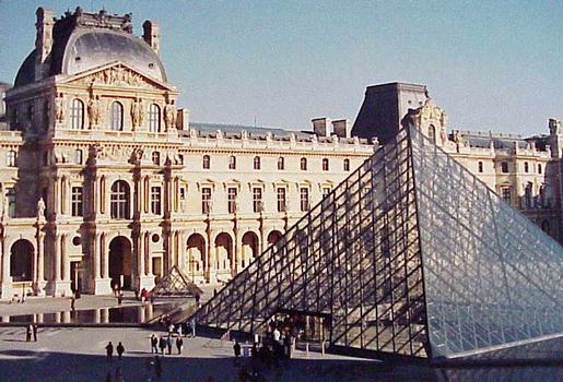 Le Louvre et la pyramide de verre conçue par I. M. Pei