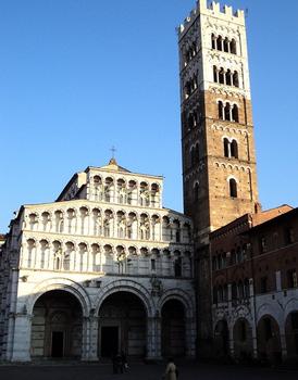 La façade de la cathédrale San Martino de Lucca (Toscane)