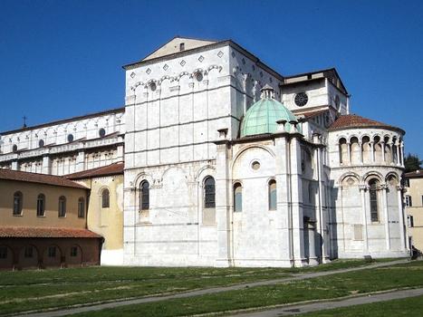 L'abside et le côté sud du duomo San Martino de Lucca (Toscane)