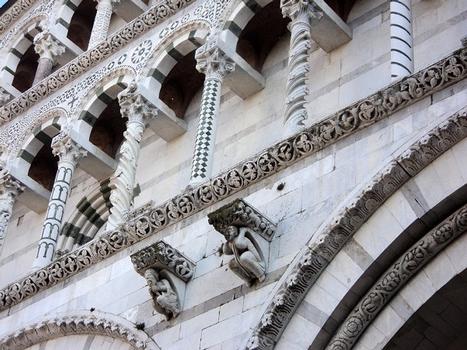 La façade de la cathédrale San Martino de Lucca (Toscane)