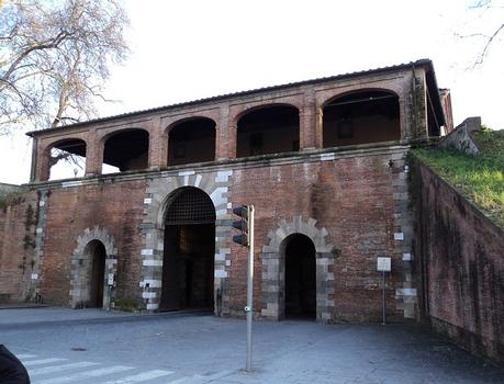 Les remparts de Lucca (Toscane) : la porte San Pietro