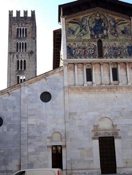 La façade et le campanile de l'église San Frediano, de style romano-pisan, à Lucca (Toscane)