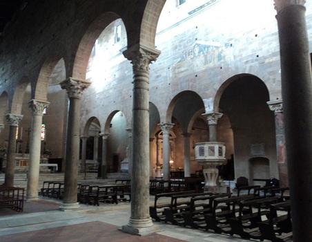 L'intérieur de l'église San Frediano, à Lucca (Toscane)