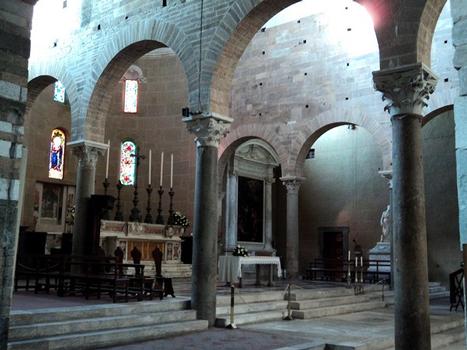 L'intérieur de l'église San Frediano, à Lucca (Toscane)