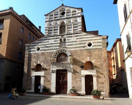 La façade de l'église San Giusto, de style romano-pisan, à Lucca (Toscane)