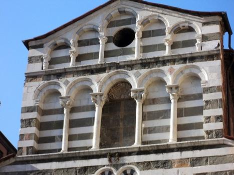 La façade de l'église San Giusto, de style romano-pisan, à Lucca (Toscane)