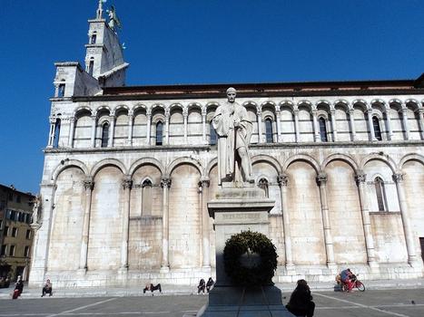Le côté sud de l'église San Michele à Lucca