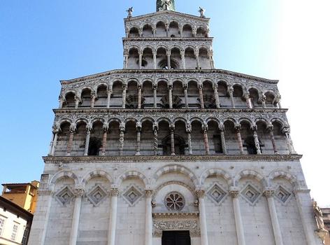 La façade romano-pisane de l'église San Michele à Lucca (Toscane)