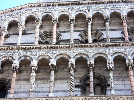 La façade romano-pisane de l'église San Michele à Lucca (Toscane)