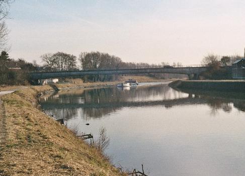 Le pont neuf, sur le canal Charleroi-Bruxelles, à Luttre (commune de Pont-a-Celles)