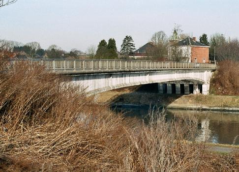 Le pont neuf, sur le canal Charleroi-Bruxelles, à Luttre (commune de Pont-a-Celles)
