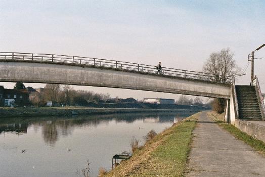 La passerelle piétonne de Luttre (commune de Pont-a-Celles), sur le canal Charleroi-Bruxelles