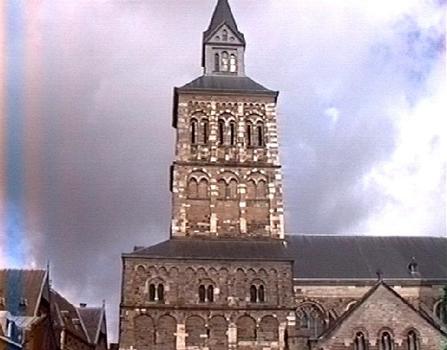 L'avant-corps monumental, du 12e siècle, de l'église Saint Servais à Maastricht, fondée vers l'an 1000