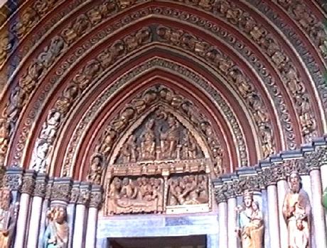 Le portail sud (13e siècle), dit portail royal, peint de couleurs vives, de l'église Saint Servais de Maastricht