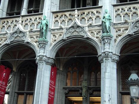 Détail de la façade néo-gothique de la Maison du Roi (qui abrite le musée de la ville de Bruxelles), sur la Grand'Place (19e siècle)