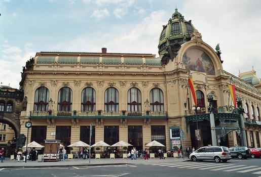 La Maison municipale, complexe de salles de spectacle et de restaurants, est l'exemple accompli d'art nouveau à Prague