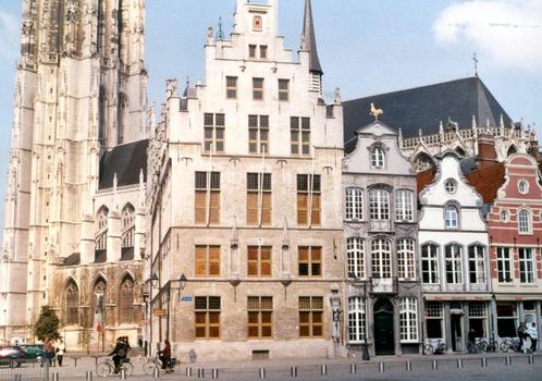 La cathédrale Saint Rombaut, à Malines (province d'Anvers), commencée en 1217, interrompue au 16e siècle et poursuivie au 17e, est flanquée de maisons médiévales et baroques