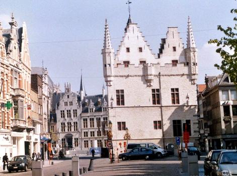 La Schepenhuis (Maison échevinale), appelée aussi Vieux Palais, à Malines (province d'Anvers), a été construite aux 13e et 14e siècles et abrita le Grand Conseil de la ville de 1474 à 1618
