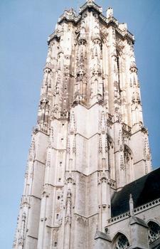 La tour de la cathédrale Saint Rombaut, de Malines, mesure 97 m, au lieu des 140 prévus au 13e siècle. Elle abrite les 49 cloches d'un carillon renommé