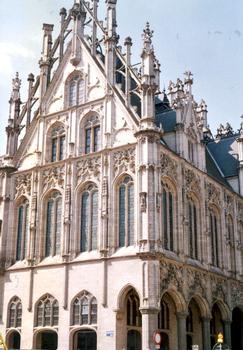 La partie gothique flamboyant de l'Hôtel de Ville (mairie) de Malines. Commencée au 16e siècle sur les plans de Rombaut Keldermans, elle ne fut achevée qu'au début du 20e siècle