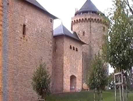 L'entrée principale du château de Malbrouck à Manderen (Moselle)