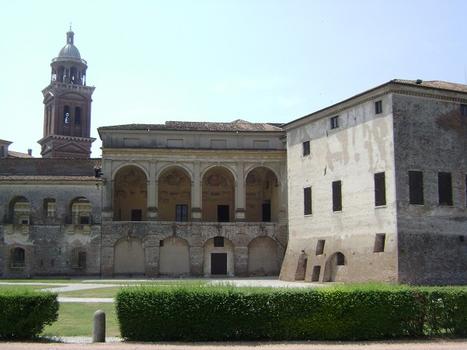 Le château Saint Georges (castello San Giorgio), à droite, est, avec le palais ducal, à gauche, l'ancienne demeure des Gonzague (Mantoue)