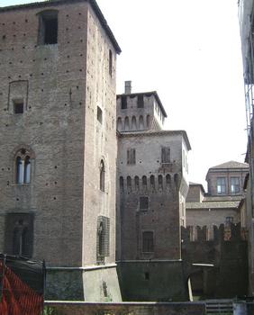 Le château Saint-Georges (castello San Giorgio), à Mantoue (Lombardie) a été construit à la fin du 14e siècle sur ordre de François I de Gonzague, duc de Mantoue