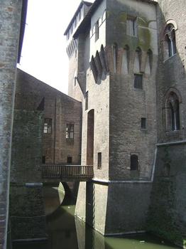 Le château Saint Georges est séparé du reste du palais ducal de Mantoue (Lombardie) par des douves et relié àlui par plusieurs ponts