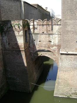 Le château Saint Georges est séparé du reste du palais ducal de Mantoue (Lombardie) par des douves et relié àlui par plusieurs ponts