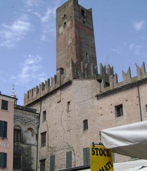 La tour de Gabbia, à Mantoue (Lombardie), tient son nom de la cage de fer située à mi-hauteur et qui y accueillait les malfaiteurs au temps des Gonzague (15e-16e siècles)