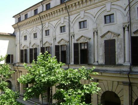 Les cours intérieures du palais ducal de Mantoue, qui est un ensemble hétéroclite de palais des 13e au 16e siècles