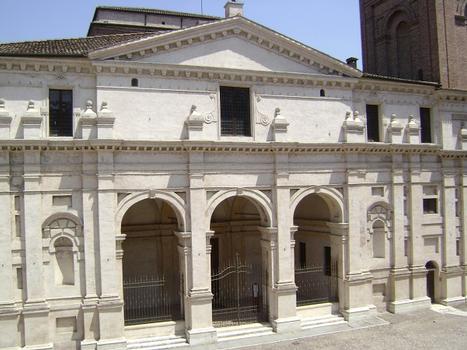 Le palais ducal de Mantoue: sur une petite place polygonale du palais se dresse la basilique Santa Barbara, ancienne chapelle palatine, érigée par Gian Battista Bertani (1552-1562) sur ordre du duc Guillaume II de Gonzague