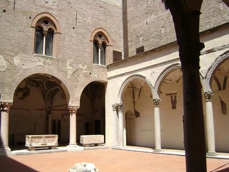 Les cours intérieures du palais ducal de Mantoue, qui est un ensemble hétéroclite de palais des 13e au 16e siècles