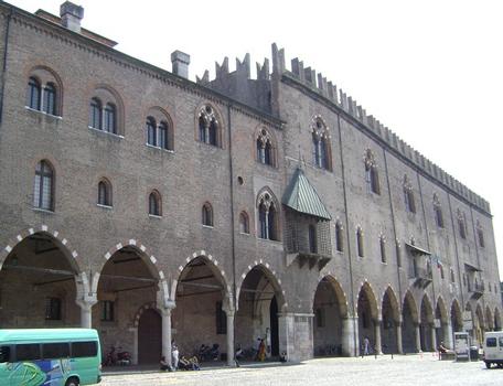 La façade du palais ducal de Mantoue, sur la place Sordello. réunit deux palais: la Magna Domus et le palais du Capitaine. Les Gonzague y établirent leur résidence en 1328