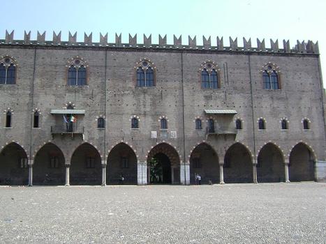 La façade du palais ducal de Mantoue, sur la place Sordello. réunit deux palais: la Magna Domus et le palais du Capitaine. Les Gonzague y établirent leur résidence en 1328
