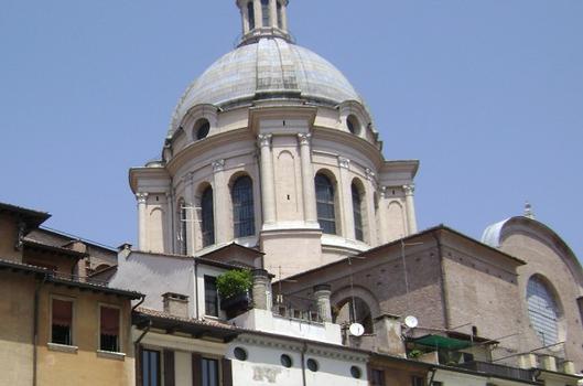 La coupole (duomo) de la basilique San Andrea de Mantoue (piazza Mantegna)