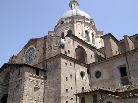 La coupole (duomo) de la basilique San Andrea de Mantoue (piazza Mantegna)